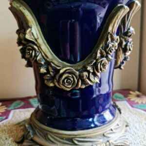 Нова стъклена синя ваза с орнаменти от Белгия.