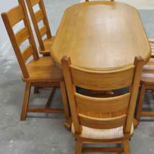 Комплект от трапезна маса от масив-светъл дъб с шест броя трапезни столове внос от Нидерландия.