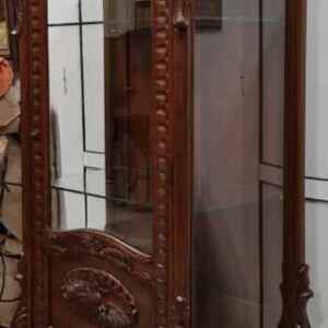 Витрина от махагоново дърво – дърворезба  ръчна изработка с една врата и два рафта, остъклена внос от Индонезия.