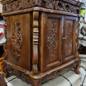 Шкаф  в стил Чипъндейл с две  врати  и едно скрито чекмедже, ръчна изработка от махагоново дърво внос от Индонезия.