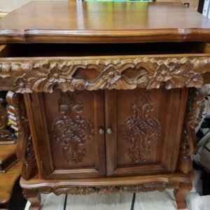 Шкаф  в стил Чипъндейл с две  врати  и едно скрито чекмедже, ръчна изработка от махагоново дърво внос от Индонезия.