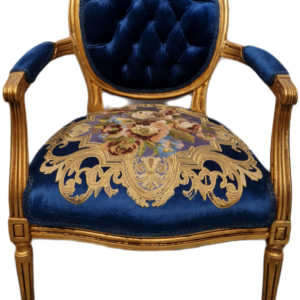 Кресло с подлакътник от дърво с златен варак и бродерия.