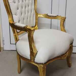 Кресло от дъб с златен варак и еко бяла кожа.