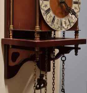 Стенен часовник с две тежести английско производство внос от Нидерландия.