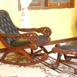 Нов люлеещ стол от махагоново дърво в комплект с таборетка внос от Индонезия.